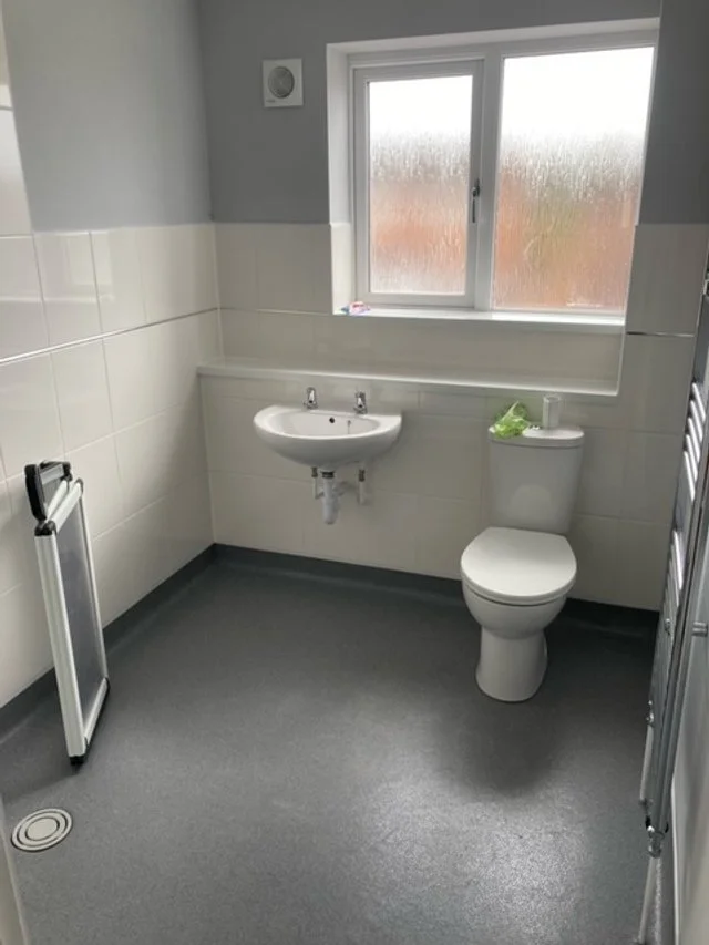 Accessible wet room with wall-hung basin and WC