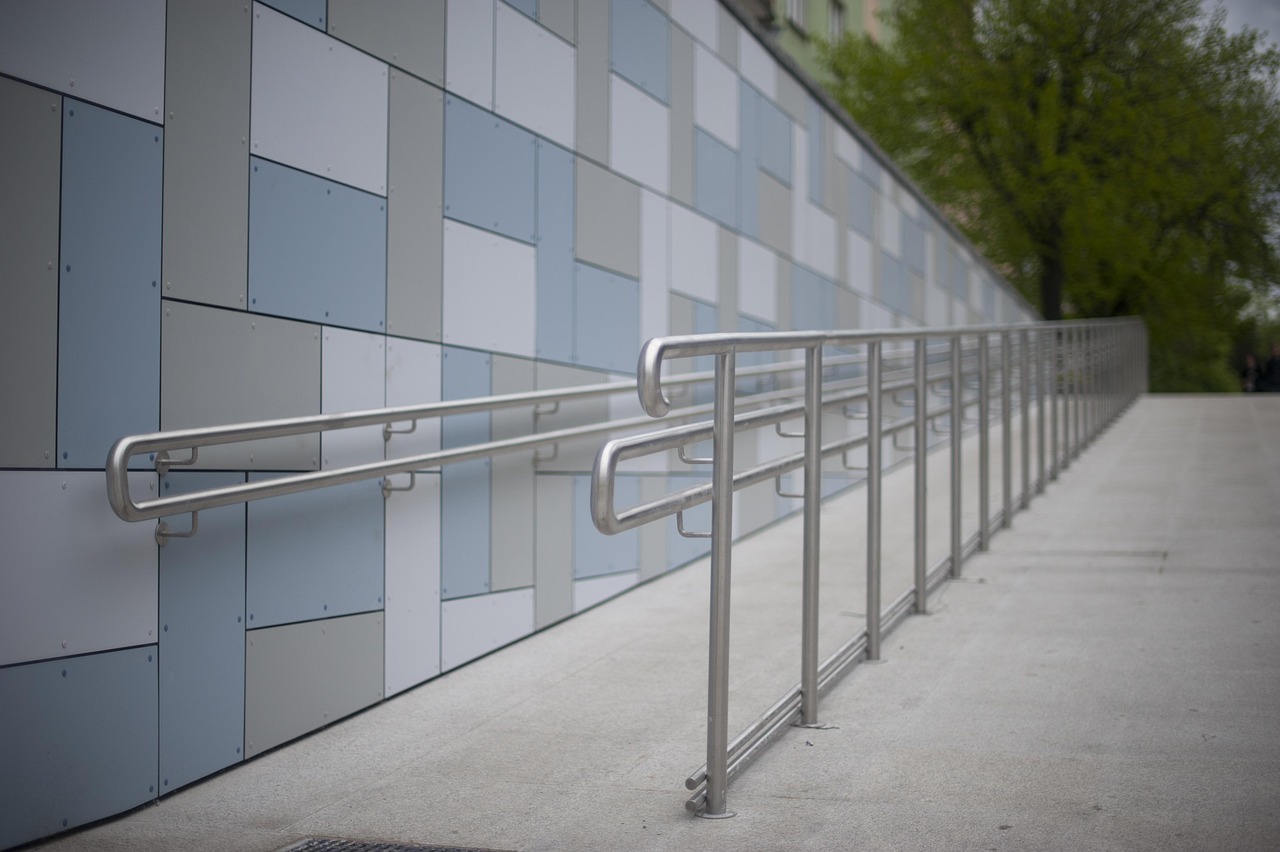 Metal handrail access ramp