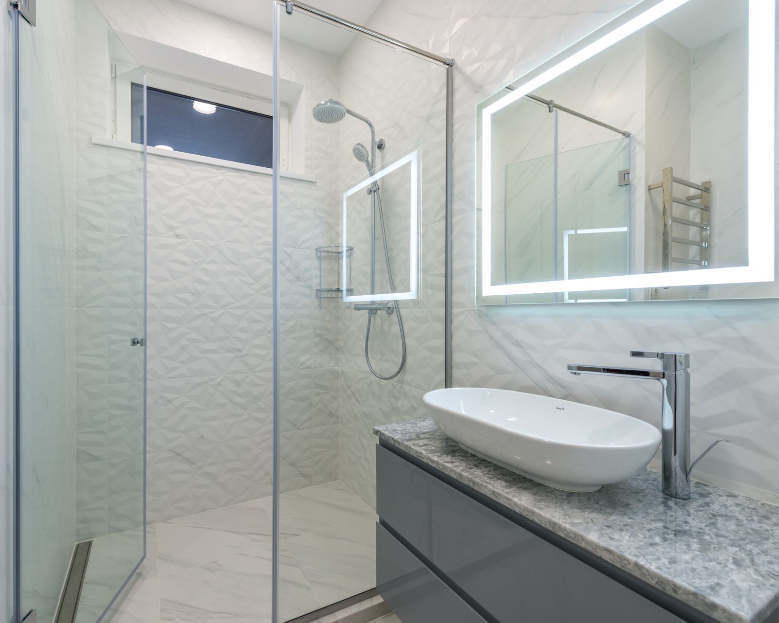 Modern level-access shower room